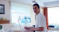 Maciej Czarny podczas wykonywania zabiegu endermologii Maciej Czarny podczas wykonywania zabiegu endermologii